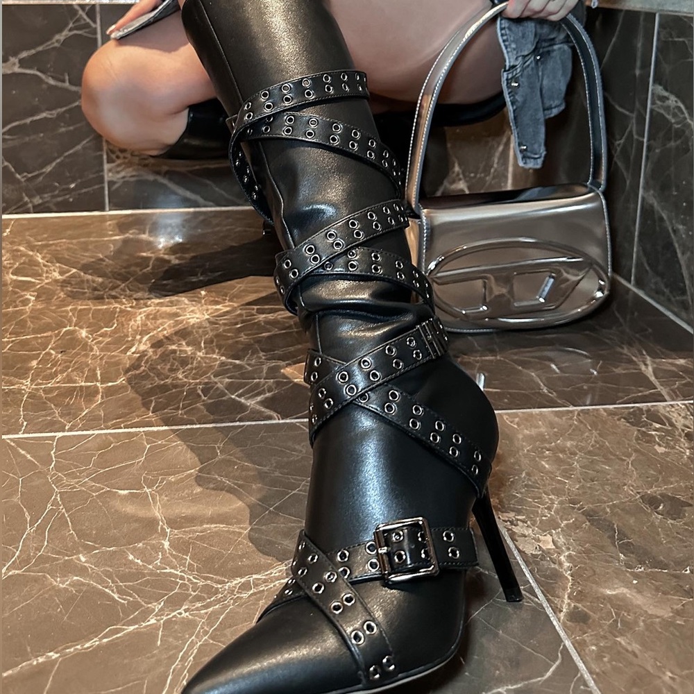 SOLD- NiiHAi boots in black